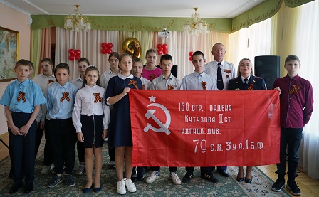В Липецкой области полицейские и общественники провели «Урок мужества» для воспитанников подшефного детского дома 